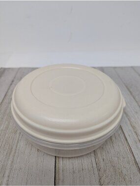 Vintage Rubbermaid Servin Saver #2 Storage Container Round 1.7 Pt Almond